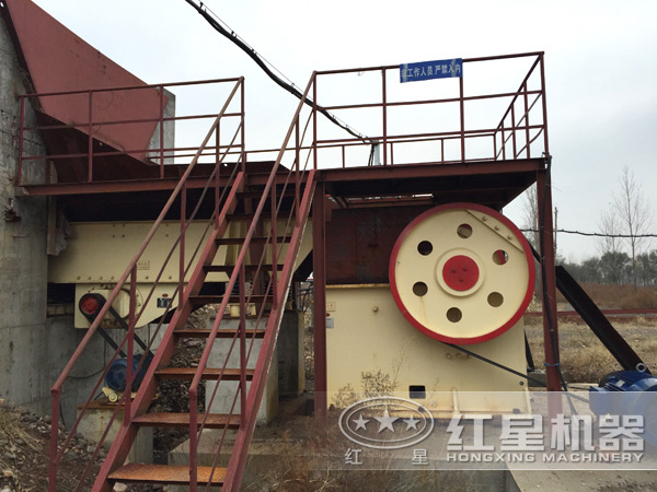 顎破碎石機(jī)作業(yè)現(xiàn)場實拍