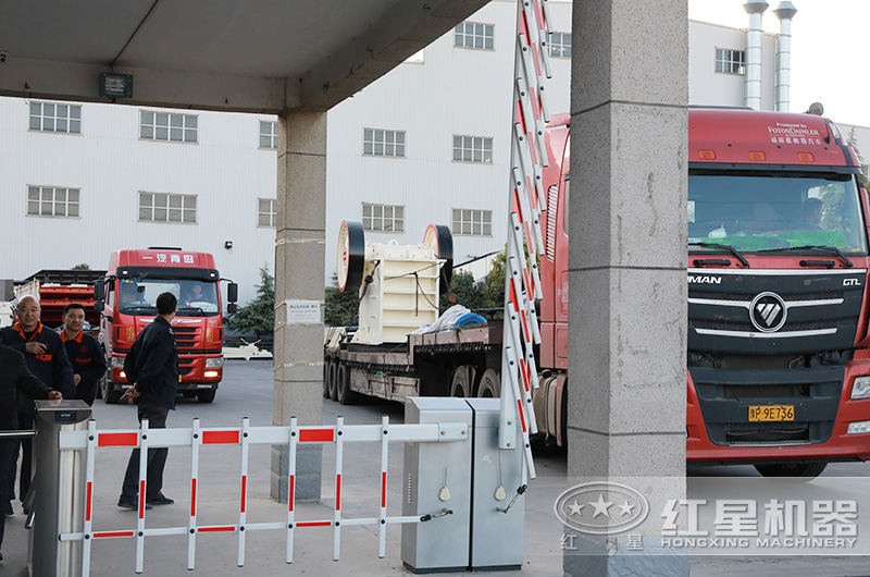 時產(chǎn)30-300噸的石料、石塊碎石機一套多少錢？