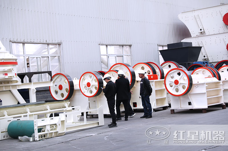 客戶(hù)來(lái)廠參觀小型破碎機(jī)設(shè)備