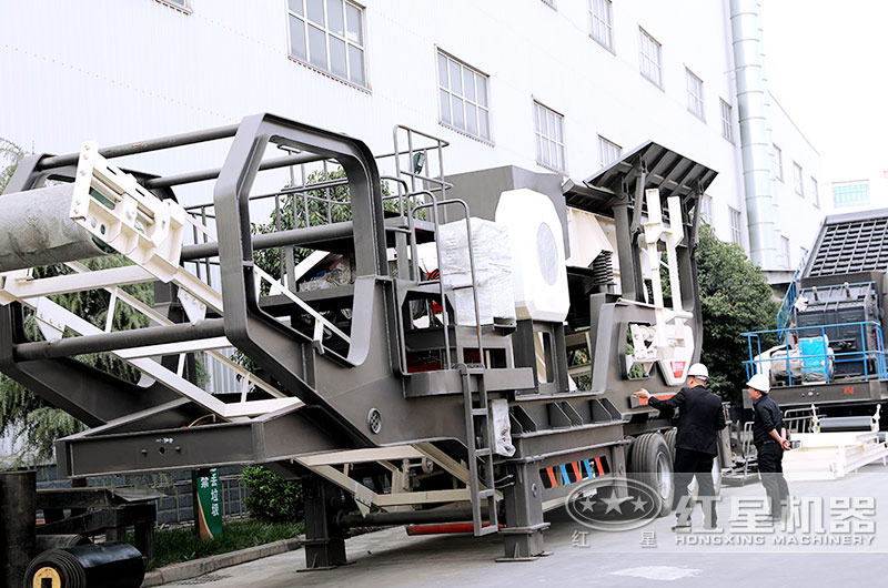 客戶來(lái)廠考察輪胎式柴油機(jī)帶破碎機(jī)